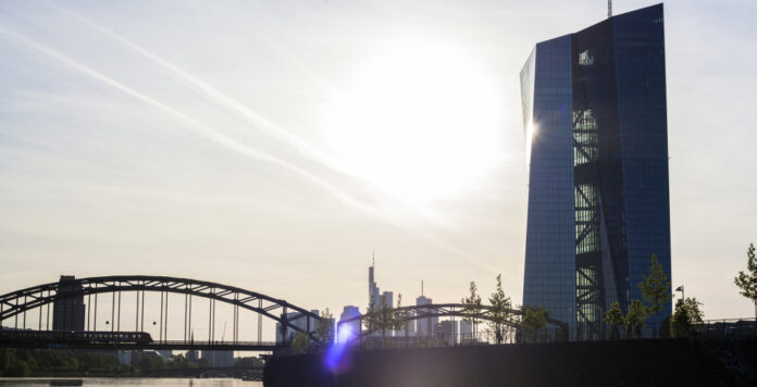 Der neue Referenzzins, den die EZB bereit stellen wird, macht das Rennen: Der Ester wird als Eonia-Nachfolger ausgelobt.