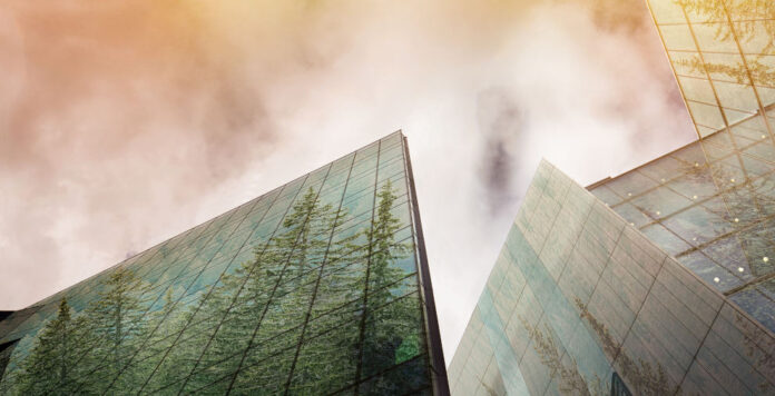 Auch wenn Wolken über dem Tagesgeschäft aufziehen. Viele Unternehmen halten Green Finance weiterhin im Blick.