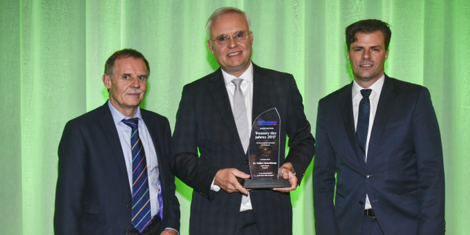 Der Sieger der Auszeichnung Volker Heischkamp von Innogy (Mitte) mit Vorjahressieger und Laudator Torsten Hinsche von Nordex (links) und Markus Dentz (rechts), Chefredakteur von DerTreasurer.
