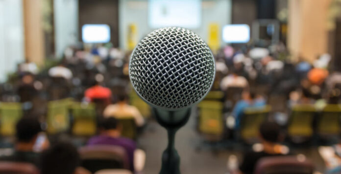 Keine Angst vor der großen Bühne: Treasurer müssen zwar an ihrer Kommunikation arbeiten, aber sie können der Investorenkommunikation viel Mehrwert bieten.