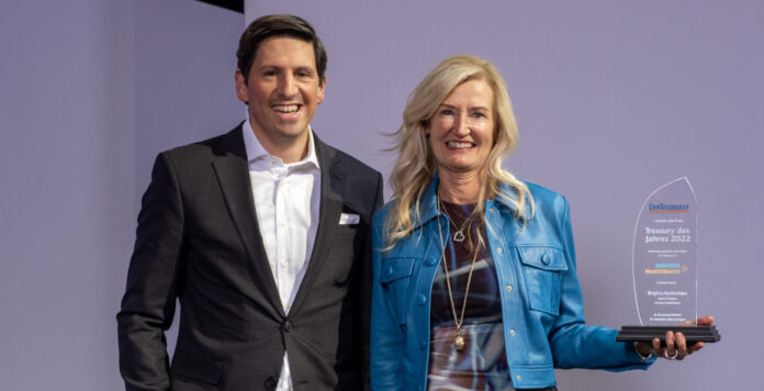 Treasury des Jahres 2022: Brigitta Kocherhans von Siemens Healthineers zusammen mit Vorjahressieger und Laudator Markus Massouh von Audi.