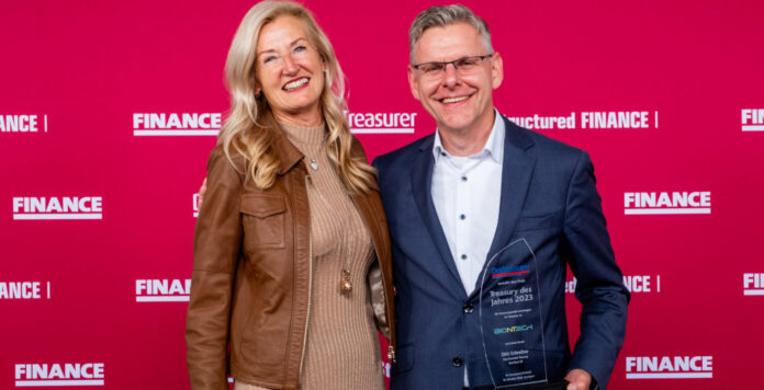 Treasury des Jahres 2023: Dirk Schreiber von Biontech zusammen mit Brigitta Kocherhans, Treasury-Chefin des Vorjahressiegers Siemens Healthineers.