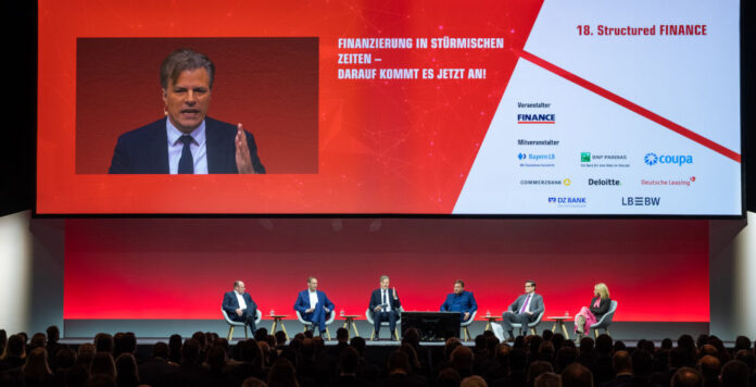 Jochen Goetz (Daimler Truck), Jörg Bremer (KraussMaffei), Markus Dentz (FINANCE), Thomas Löhr (Georgsmarienhütte Holding), Roland Mauss (Oryx Stainless), und Louise Öfverström (designierte CFO von Nemetschek)