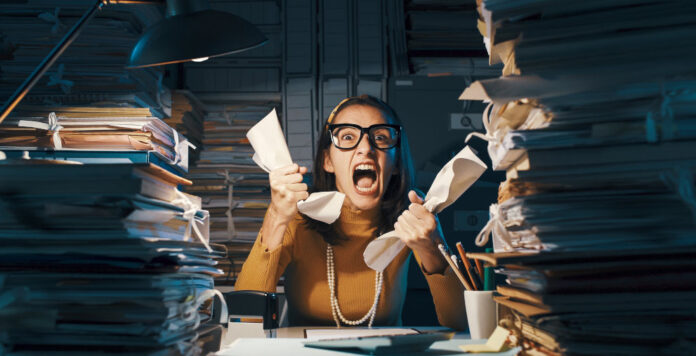 Immer noch viel Papierkram: Treasurer fordern von Banken digitale Standardprozesse.