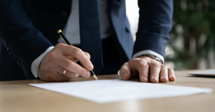 Die Zeichnungsbereitschaft der Kautionsversicherer stieg trotz wirtschaftlicher Herausforderungen leicht an. Foto: fizkes – stock.adobe.com