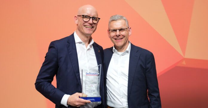 Thomas Böttger von Covestro (links) mit Laudator Dirk Schreiber von Biontech. Foto: F.A.Z. Business Media GmbH Dirk Beichert BusinessPhoto