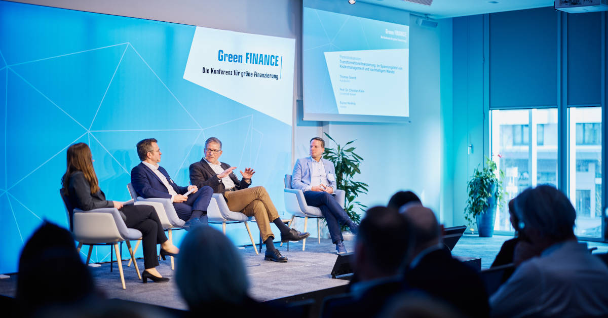 Antonia Kögler (DerTreasurer), Rainer Neidnig (Helaba), Thomas Goerdt (Aurubis) und Christian Klein (Universität Kassel) eröffneten die Konferenz (v.l.n.r.). Foto: F.A.Z. BUSINESS MEDIA GmbH/Jonas Ratermann