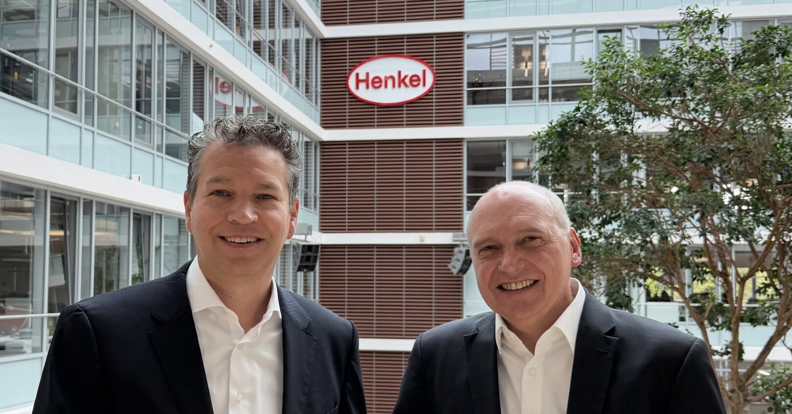 Daniel Steffny (links) und Marc Rommerswinkel (rechts) arbeiten im Henkel-Treasury. Foto: Henkel