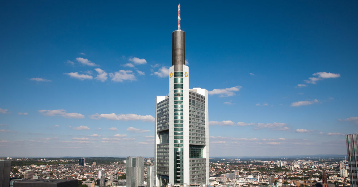 Die Commerzbank stemmt sich gegen eine Übernahme gegen Unicredit, doch die Luft wird dünner. Foto: Julia Schwager