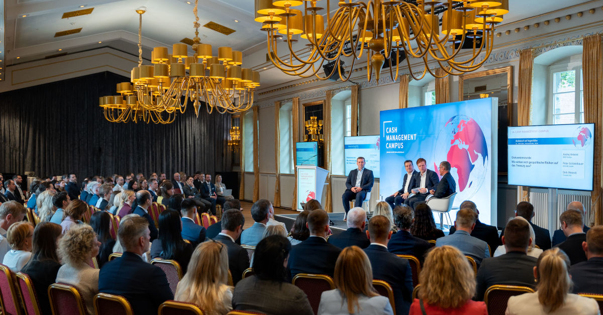 In der Auftaktdiskussion im großen Saal der Kölner Wolkenburg ging es um die Auswirkungen geopolitischer Risiken auf das Treasury. F.A.Z. Business Media GmbH/Johannes Jost.