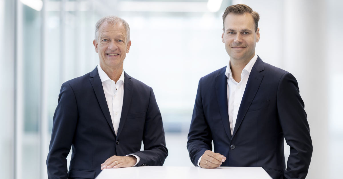 Der bisherige Treasury-Chef von Daimler Truck, Claus Bässler (links), und sein Nachfolger Marcus Poppe. Foto: Daimler Truck